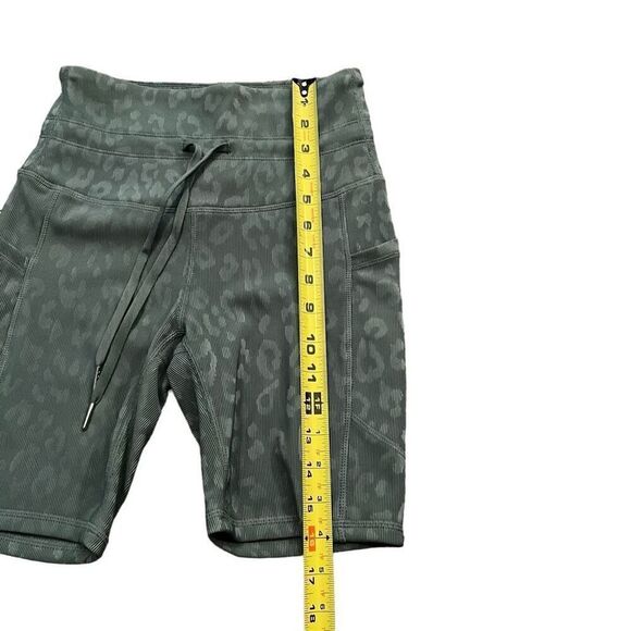 MOVE THEOLOGY Green Cheetah Print Drawstring Athletic Shorts Size S - Picture 5 of 7